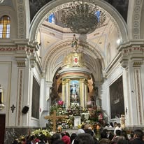Templo lleno de fieles en excursión religiosa