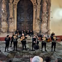 Mariachi en plaza histórica durante excursión nocturna