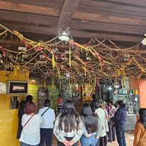 Grupo escuchando explicación durante el tour